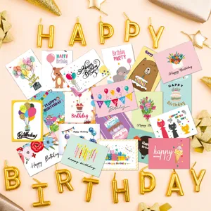Vue détaillée d'un assortiment de cartes d'anniversaire colorées avec animaux et ballons