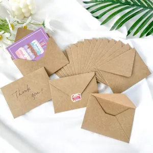 Ensemble d'enveloppes en papier kraft avec cartes d'anniversaire et autocollants déco.