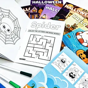 Primo piano di un libro da colorare di Halloween con labirinto di ragni e parole.