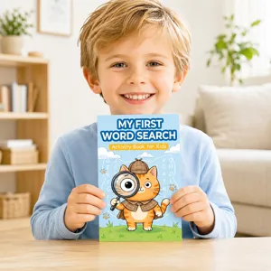 Detailansicht eines glücklichen Jungen, der das My First Word Search Kinderbuch hält