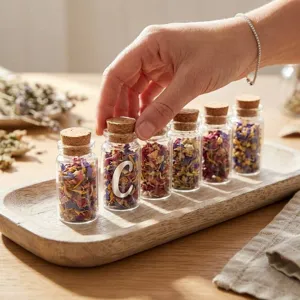 Gros plan d'un autocollant lettre C argentée sur un petit bocal en verre décoratif
