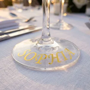 Nahaufnahme goldener Buchstabenaufkleber auf Glas zur Personalisierung