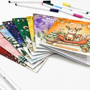 Varietà di libri da colorare natalizi con renne e alberi festosi su sfondo bianco.