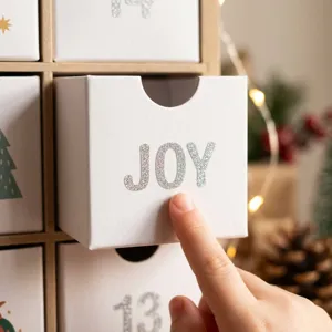 Adesivi alfabeto glitterati argento da 0,5 pollici su scatole per calendario dell'Avvento