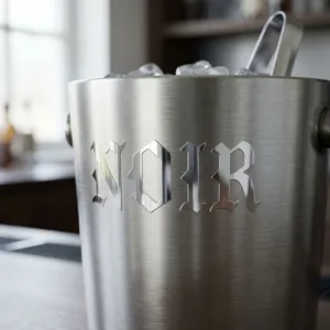 Detail von 1-Zoll gotischen Silber-Spiegel-Alphabet-Aufklebern auf einem Eiskübel