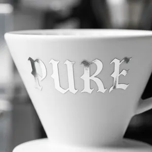 Nahaufnahme von 1-Zoll silbernen gotischen Alphabet-Aufklebern mit dem Wort PURE.