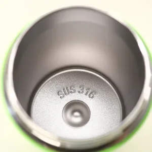 Vista interna del bicchiere isolato sottovuoto in acciaio inossidabile 316 con grado inciso