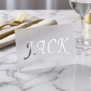 Silberne Heißpräge-Buchstabenaufkleber auf einer mattierten Acryl-Platzkarte 'JACK'