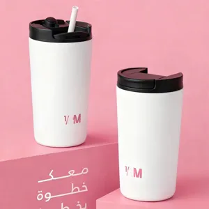 Nahaufnahme von zwei weißen 12oz Edelstahl-Vakuum-isolierten Kaffeebechern auf Podesten.