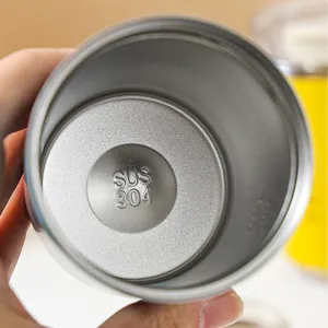 Innenansicht des vakuumisolierten Kaffeebechers aus Edelstahl 304 zeigt hohe Qualität