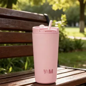 Detailansicht eines rosa 12oz Edelstahl Isolierbechers mit Strohhalm auf einer Parkbank