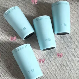 Vier hellblaue 12oz Edelstahl-Isolierbecher für Kaffee auf strukturiertem Hintergrund