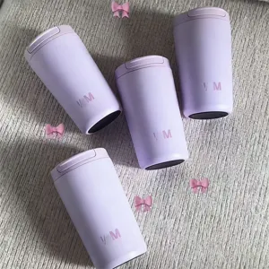 Draufsicht auf vier lavendelfarbene, vakuumisolierte Edelstahl-Kaffeebecher mit dem V/M-Logo