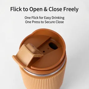 Mug da caffè isolato minimalista in acciaio inox con guaina in silicone e coperchio ribaltabile