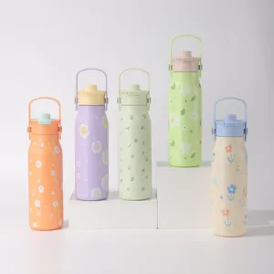Cinque borracce termiche in acciaio inox con decorazioni floreali su basi bianche