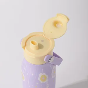 Dettaglio del tappo aperto e del manico della borraccia floreale viola