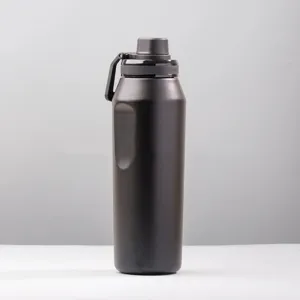 Vista lateral botella deportiva negra acero inoxydable 304 aislada al vacío de gran capacidad