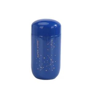 Miniatur isolierflasche aus blauem edelstahl mit goldenem sternenhimmel und sternbild-design