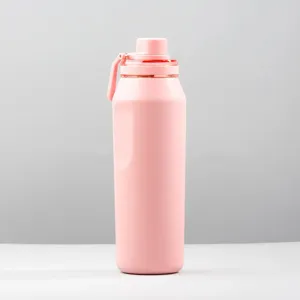 Detalle de una botella de agua deportiva térmica de acero inoxidable rosa con acabado mate