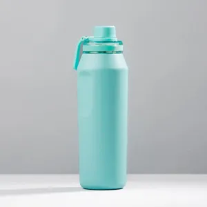 Vista de cerca de una botella deportiva aislada verde menta con acabado mate y asa