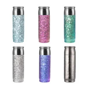Set di sei tazze termiche in puro titanio con finitura glitterata su sfondo bianco