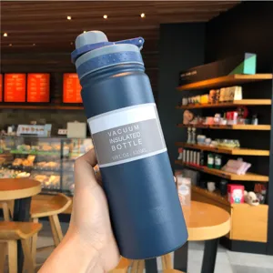 Close-up of a blue 530ml vacuum insulated stainless steel water bottle in a cafe context