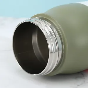 Makro-Nahaufnahme des glatten Edelstahlrands einer grünen Sport-Wasserflasche