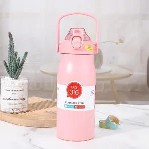 Rosa Isolierflasche aus 316 Edelstahl mit praktischem Tragegriff in Lifestyle-Umgebung