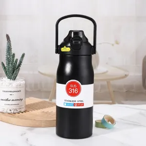 Detailansicht einer schwarzen 316 Edelstahl Sportwasserflasche mit tragbarem Griff