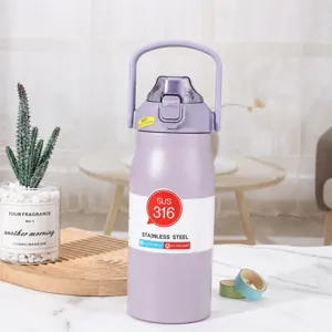 Detailansicht einer lila 316 Edelstahl Isolierflasche mit einem praktischen Tragegriff