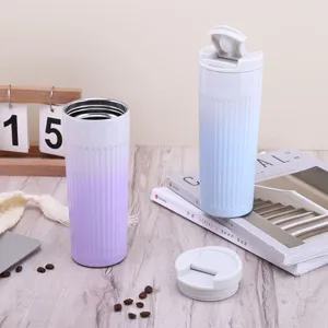 Detailansicht von strukturierten Edelstahl-Kaffeebechern mit lila-blauem Farbverlauf auf Tisch