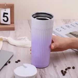 Detailaufnahme eines lila gestreiften Edelstahl-Kaffeebechers mit Farbverlauf in der Hand
