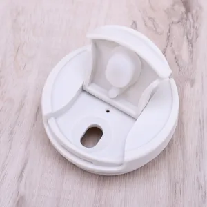 Weißer Kunststoff-Ersatzdeckel für Reisekaffeebecher mit praktischem Klappverschluss
