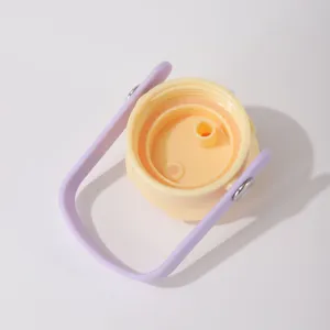 Vista dettagliata del tappo borraccia termica con manico viola e foro per la cannuccia