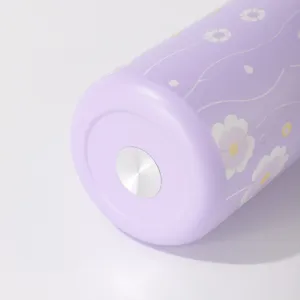 Primo piano del fondo di una tazza termica viola in acciaio inossidabile con fiori