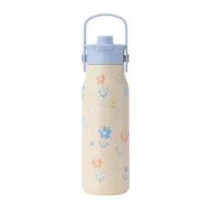 Dettaglio di borraccia termica color crema con motivo floreale e manico blu chiaro portatile