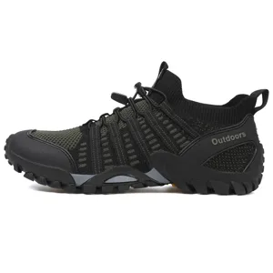 Gros plan de profil de chaussures d'eau noires et vert olive pour la randonnée et la pêche