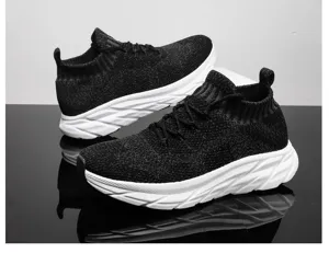 Λεπτομερής όψη μαύρων αθλητικών flyknit με χοντρές λευκές σόλες με υφή και άνεση