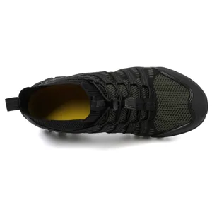 Vue détaillée de dessus de chaussures de randonnée en maille olive et noire