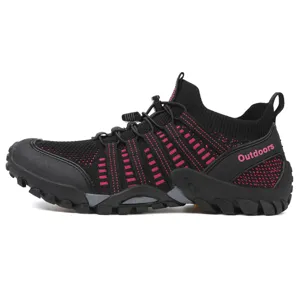 Détail de la vue latérale des chaussures de randonnée aquatique noires et roses