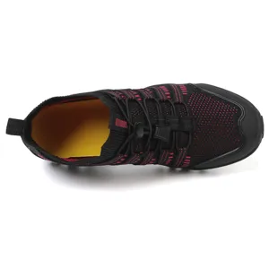 Vue de dessus de chaussures de randonnée outdoor avec rayures roses et doublure jaune