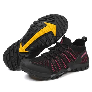 Vue détaillée des chaussures de randonnée avec semelle antidérapante et tige en maille