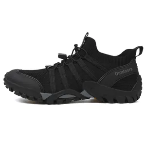 Profil latéral d'une chaussure de marche extérieure noire respirante avec système de laçage rapide.