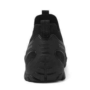 Vue arrière de chaussures de randonnée noires avec talon renforcé et textures