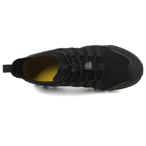 Vue de dessus de chaussures d'eau d'extérieur noires en maille avec laçage rapide