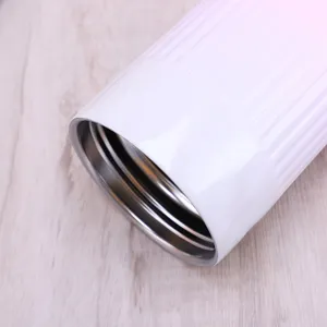 Detailaufnahme des glatten Randes und der geriffelten Außenseite dieses Thermobechers