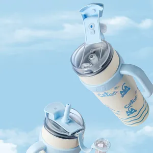 Dettaglio del coperchio e cannuccia di bicchiere termico da 40oz con gatti blu.