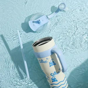 Vista dettagliata del bicchiere 40oz in acciaio inox con simpatico motivo a gatto