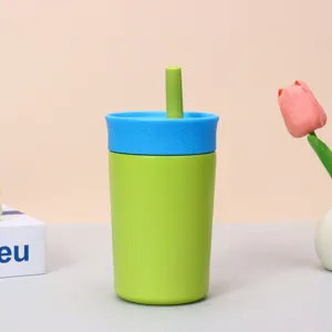 Geïsoleerde 304 roestvrijstalen koffiebeker in lichtgroen met blauw deksel en rietje