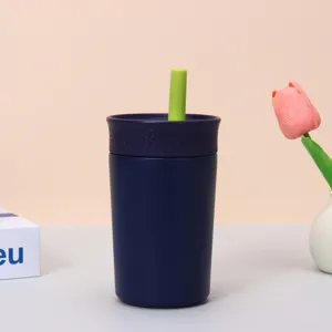 Geïsoleerde marineblauwe koffiebeker met rietje van 304 roestvrij staal, draagbaar